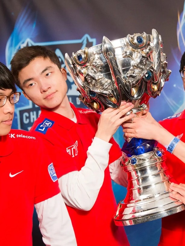 赛事官方分享Faker历年S赛决赛阶段照片：GOAT